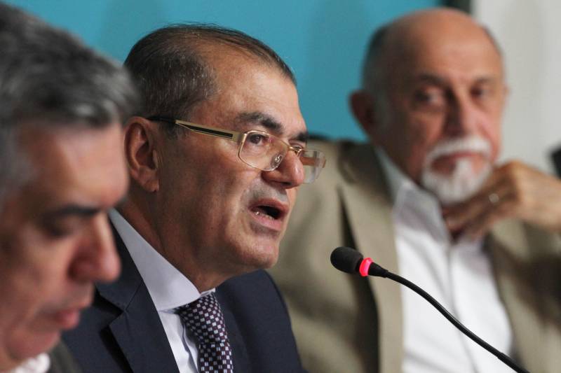 O Governo do Estado anunciou nesta sexta-feira (23), durante coletiva, as medidas que serão adotadas no caso do vazamento registrado no último sábado (17) da bacia de rejeitos de bauxita da Hydro Alunorte, confirmado pelo Instituto Evandro Chagas. Segundo o governador Simão Jatene, a mineradora será notificada para garantir água potável às comunidades ao longo de um ano e, ainda, para criar um fundo financeiro específico para este evento e eventuais incidentes futuros. Na foto, o secretário de Estado de Segurança Pública e Defesa Social do Pará, Luiz Fernandes Rocha.
FOTO: CRISTINO MARTINS / AG. PARÁ
DATA: 23.02.2018
BELÉM - PARÁ <div class='credito_fotos'>Foto: Cristino Martins/Ag. Pará | <a href='/midias/2018/originais/d552aaca-df98-4329-a975-a8f72134886f.jpg' download><i class='fa-solid fa-download'></i> Download</a></div>