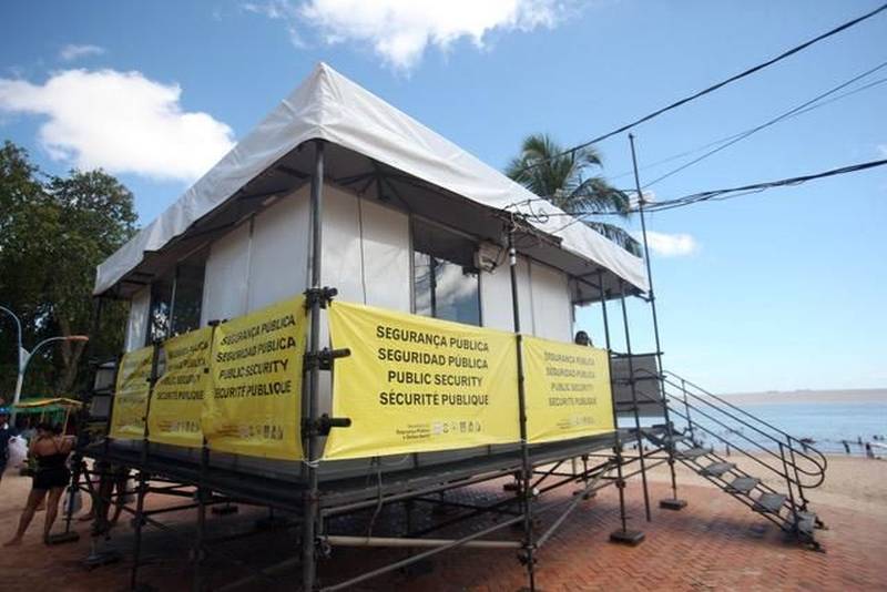 O segundo final de semana das férias escolares foi marcado pela tranquilidade no distrito de Mosqueiro. Uma das 86 localidades do Estado que recebe atenção especial durante a Operação Verão 2018. As ações começaram na sexta-feira (29) e vão até o dia 31 de julho, com a participação de mais de 8 mil agentes de segurança pública. Uma das novidades deste ano é o funcionamento dos Centros de Comando Integrado, com a participação de órgãos estaduais e municipais, sob a coordenação da Secretaria de Estado de Segurança Pública e Defesa Social ( Segup). O espaço é identificado com placas em quatro idiomas (foto) para auxiliar as pessoas em casos de furtos ou acidentes.
FOTO: MARCELO LELIS / AG. PARÁ
DATA: 08.07.2018
MOSQUEIRO - PARÁ <div class='credito_fotos'>Foto: Marcelo Lelis / Ag. Pará | <a href='/midias/2018/originais/d5561035-9d61-46a8-b956-a5ef4c6bd0af.jpg' download><i class='fa-solid fa-download'></i> Download</a></div>