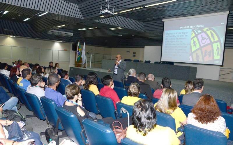 Mais de 100 profissionais de instituições de ensino, especialistas em esporte paralímpico e atletas, se reuniram na tarde desta quarta-feira (21), na abertura do I Seminário Regional Escolar Paralímpico - Norte II, realizado em Belém, na sede da Fundação Cultural do Pará. O segundo vice-presidente do Comitê Brasileiro Paralímpico, Ivaldo Brandão Vieira (foto), falou sobre a realização do seminário em Belém.
FOTO: RAI PONTES / ASCOM SEDUC
DATA: 21.03.2018
BELÉM - PARÁ <div class='credito_fotos'>Foto: Rai Pontes/Ascom Seduc | <a href='/midias/2018/originais/d5573c42-0449-4416-9c96-4f4293542a19.jpg' download><i class='fa-solid fa-download'></i> Download</a></div>