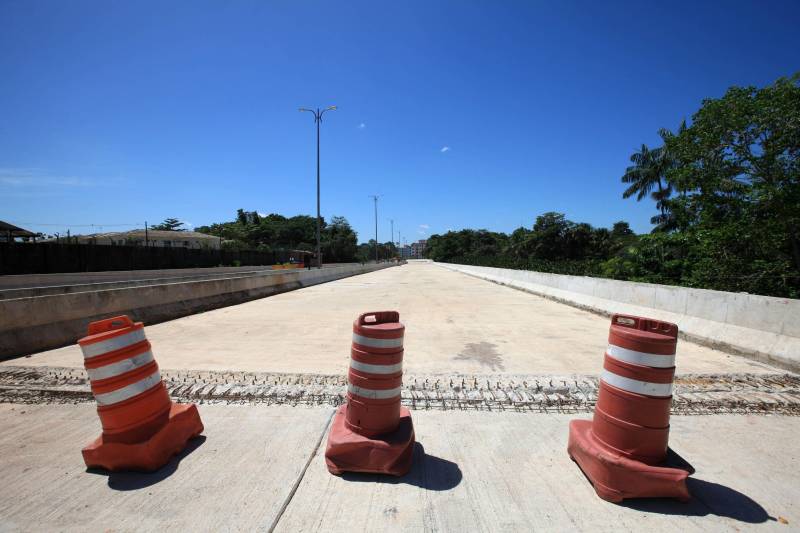 Com a chegada do verão, as obras de prolongamento da Avenida João Paulo II (foto) entram em ritmo acelerado. A partir do final desta semana, o número de operários envolvidos na obra, que hoje chega a 350, vai passar a ser de 600, o que garantirá maior celeridade na conclusão das obras, previstas para até o final de julho. “Faltam menos de 10% para que a gente conclua toda a obra. São detalhes de pavimentação nas vias de acesso, calçada, gradil, iluminação, o que a gente chama de acabamento. E nesse acabamento, incluímos também as passarelas, que são montadas fora e, a partir daí, são levadas para o canteiro de obra e colocadas em seus devidos lugares. As passarelas são importantes para segurança dos pedestres que vão precisar atravessar a João Paulo. Da mesma forma, a sinalização horizontal e vertical são fundamentais para circulação dos pedestres, motoristas, motociclistas e ciclistas por toda a avenida. A expectativa é que possamos entregar o mais breve possível o prolongamento da Avenida João Paulo II à população, de forma a garantir melhoria da qualidade de vida, saúde, lazer, mobilidade e mais segurança para quem mora nessa área”, informa o diretor geral do Núcleo de Gerenciamento de Transportes Metropolitano (NGTM), César Meira.

FOTO: MÁCIO FERREIRA / AG. PARÁ
DATA: 12.06.2018
BELÉM - PARÁ <div class='credito_fotos'>Foto: MÁCIO FERREIRA/ AG. PARÁ   |   <a href='/midias/2018/originais/d566db45-ad1b-46c6-82b7-3565ed43b5aa.jpg' download><i class='fa-solid fa-download'></i> Download</a></div>