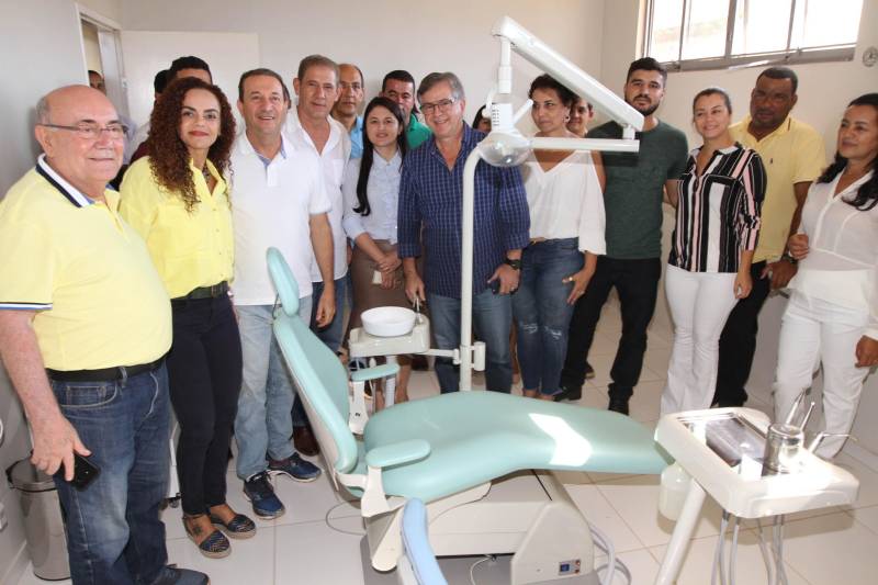 O município de Jacundá, no sudeste paraense, recebeu nesta sexta-feira (6) importantes investimentos em segurança e infraestrutura. O Governo do Estado repassou para o policiamento do município 5 viaturas e 2 veículos para o reforço das ações Departamento de Trânsito do Estado (Detran). Foi entregue ainda a ordem de serviço para a pavimentação asfáltica de cinco quilômetros de vias, na ordem de R$ 3 milhões. A cerimônia foi no salão paroquial da Igreja de Nossa Senhora do Perpetuo Socorro, conduzida pela secretária de Municípios Sustentáveis, Izabela Jatene, que representou o governador Simão Jatene, e contou com a participação de representantes de parlamentares, lideranças comunitárias, entre outras autoridades municipais. Na foto, inauguração Unidade Básica de Saúde de Jacundá.
FOTO: CRISTINO MARTINS / AG. PARÁ
DATA: 06.07.2018
JACUNDÁ - PARÁ <div class='credito_fotos'>Foto: Cristino Martins/Ag. Pará | <a href='/midias/2018/originais/d5670986-1eec-461a-ba1a-2af32be02c38.jpg' download><i class='fa-solid fa-download'></i> Download</a></div>
