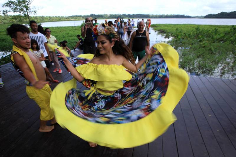 Uma reabertura feita a milhares de mãos. A fita inaugural colocada no inicio da trilha principal do Parque do Utinga foi rompida por mais de cinco mil pessoas ansiosas pelo inicio da caminhada, marcando o segundo dia da programação de reabertura do mais novo espaço paraense de lazer e interatividade com a natureza.
FOTO: MÁCIO FERREIRA / AG. PARÁ
DATA: 17.03.2018
BELÉM - PARÁ <div class='credito_fotos'>Foto: MÁCIO FERREIRA/ AG. PARÁ | <a href='/midias/2018/originais/d5731cc4-3b2a-4162-9f91-fcdf1fe125b7.jpg' download><i class='fa-solid fa-download'></i> Download</a></div>