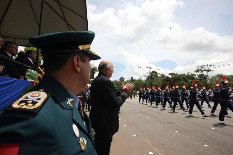 A cerimônia pelo Dia de Tiradentes, patrono das polícias militares do Brasil, este ano, no Pará, teve um toque especial. Na manhã desta quinta-feira, 20, no Comando Geral da Polícia Militar do Estado, foram oficializadas as promoções de 539 policiais e entregues 170 novos veículos para a corporação. O governador Simão Jatene participou da cerimônia. A frota vai ajudar no combate à criminalidade na região metropolitana de Belém e interior do estado. Dos 170 veículos entregues para reforçar o policiamento, 60 são motocicletas, 60 viaturas modelo Palio Weekend com cela e 50 Pick-ups, com cela, todos em regime de locação, que serão somados à frota. Serão investidos mensalmente 4 milhões de reais. As 539 promoções beneficiam policiais militares da capital e do interior do estado, sendo 462 praças e 77 oficiais. “Eu me sinto lisonjeada e quero chegar à capitã”, disse Rejane Santa Brígida Miranda, promovida de soldado a cabo. “Fico feliz também por termos um plano seguro, de carreira e me sinto prestigiada na carreira que escolhi”, completou Rejane.
FOTO: ANTÔNIO SILVA / AG APRÁ
DATA:20.04.2018
BELÉM - PARÁ <div class='credito_fotos'>Foto: ANTONIO SILVA / AG. PARÁ | <a href='/midias/2018/originais/d57380c7-e071-4057-bfd8-bf429d1d30b6.jpg' download><i class='fa-solid fa-download'></i> Download</a></div>