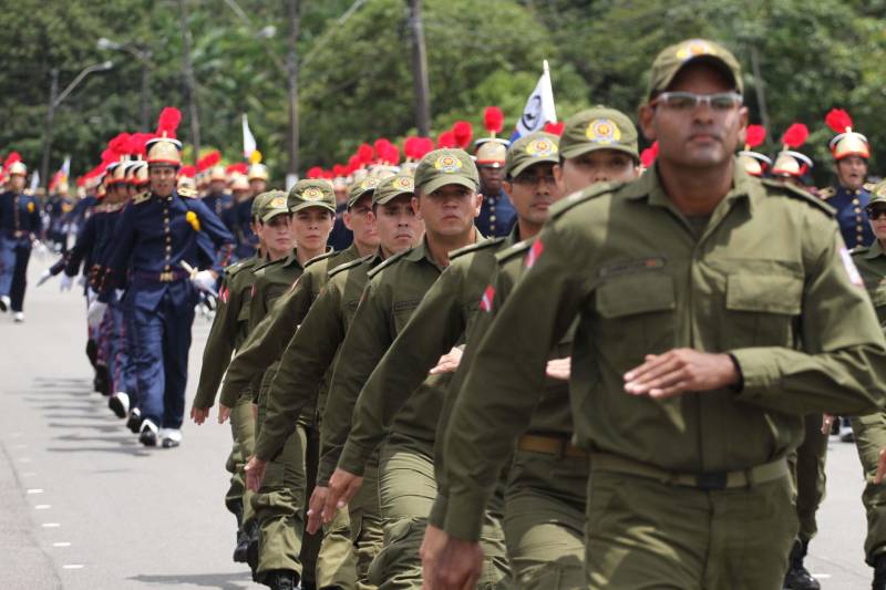 A cerimônia pelo Dia de Tiradentes, patrono das polícias militares do Brasil, este ano, no Pará, teve um toque especial. Na manhã desta quinta-feira, 20, no Comando Geral da Polícia Militar do Estado, foram oficializadas as promoções de 539 policiais e entregues 170 novos veículos para a corporação. O governador Simão Jatene participou da cerimônia. A frota vai ajudar no combate à criminalidade na região metropolitana de Belém e interior do estado. Dos 170 veículos entregues para reforçar o policiamento, 60 são motocicletas, 60 viaturas modelo Palio Weekend com cela e 50 Pick-ups, com cela, todos em regime de locação, que serão somados à frota. Serão investidos mensalmente 4 milhões de reais. As 539 promoções beneficiam policiais militares da capital e do interior do estado, sendo 462 praças e 77 oficiais. “Eu me sinto lisonjeada e quero chegar à capitã”, disse Rejane Santa Brígida Miranda, promovida de soldado a cabo. “Fico feliz também por termos um plano seguro, de carreira e me sinto prestigiada na carreira que escolhi”, completou Rejane.
FOTO: CRISTINO MARTINS / AG PARÁ
DATA:20.04.2018
BELÉM - PARÁ <div class='credito_fotos'>Foto: Cristino Martins/Ag. Pará | <a href='/midias/2018/originais/d574feec-6ef8-44ea-b6e3-652f6f605d60.jpg' download><i class='fa-solid fa-download'></i> Download</a></div>