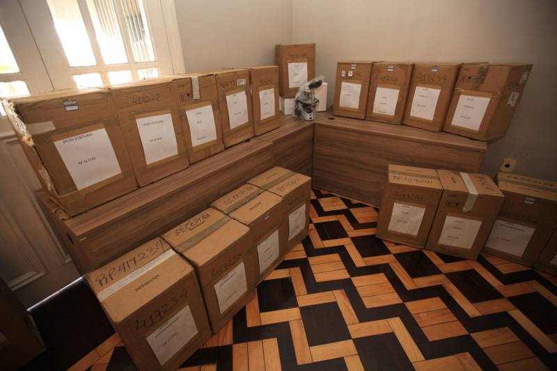 Quase R$ 2 milhões em equipamentos para o combate a malária no Pará foram distribuídos, nesta quarta-feira (7), em cerimônia no Palácio do Governo, em Belém. No total 38 microscópios, 21 motocicletas e 9 caminhonetes foram entregues, pelo governador Simão Jatene, a representantes de 11 municípios beneficiados, de diferentes regiões do Pará. Na ocasião, o governo também homenageou servidores estaduais que atuam há mais de 30 anos no combate a endemias e dedicaram anos de profissionalismo, compromisso e responsabilidade com o trabalho na Vigilância em Saúde Pública do Estado do Pará.
FOTO: MÁCIO FERREIRA / AG. PARÁ
DATA: 07.03.2018
BELÉM - PARÁ <div class='credito_fotos'>Foto: MÁCIO FERREIRA/ AG. PARÁ | <a href='/midias/2018/originais/d57cdbb5-4e97-4e93-84a9-bafc399a6ef2.jpg' download><i class='fa-solid fa-download'></i> Download</a></div>