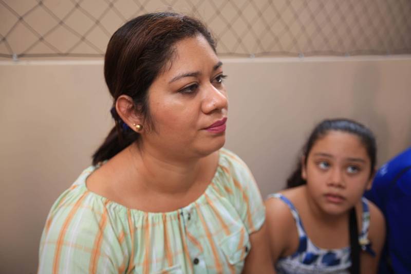 "Hoje vim para uma agenda de inauguração, mas vivi uma experiência de amor, que emana em cada ação dos alunos, professores, direção e de cada um que faz parte desta escola que se torna tão especial porque tem alma". A declaração foi feita pelo governador Simão Jatene, nesta terça, 27, durante a inauguração da obra de reforma e ampliação da Escola Álvares de Azevedo, localizada no Bairro de Batista Campos, em Belém. O governador transformou a inauguração em uma grande confraternização. Passou a tarde na Escola e fez questão de cantar e dançar com os alunos, que expressaram muita gratidão pela obra. Atendendo atualmente 436 alunos, a “Álvares de Azevedo” é uma Unidade Especializada dedicada à educação de estudantes com deficiência visual, e que trabalha nos eixos da educação e da habilitação. Na foto, Luciane Pureza.
FOTO: MÁCIO FERREIRA / AG. PARÁ
DATA: 27.03.2018
BELÉM - PARÁ <div class='credito_fotos'>Foto: MÁCIO FERREIRA/ AG. PARÁ | <a href='/midias/2018/originais/d585b819-3b83-439f-b58a-c4085fa4f5f0.jpg' download><i class='fa-solid fa-download'></i> Download</a></div>