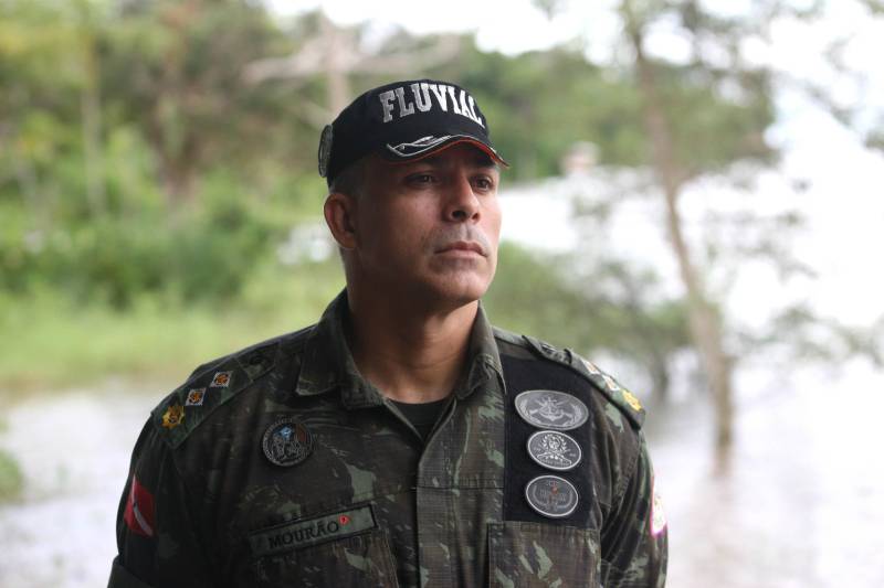 O proprietário da embarcação da empresa Navegação Marajó, que faz a navegação de passageiros entre Santa Cruz do Arari, na ilha do Marajó e Belém, Evandro Feio, 43 anos, foi abordada pela lancha da Companhia de Policiamento Fluvial em plena baia do Guajará, próximo a capital Belém. Este é um procedimento de rotina do Grupamento Fluvial que realiza o policiamento ostensivo nos rios do Estado e atende comunidades ribeirinhas através de projetos sociais. De acordo com o Major Glauco Mourão (foto) que é comandante do Grupamento de Policiamento Fluvial o trabalho de policiamento da Companhia tem como base a filosofia do policiamento comunitário que também é instituída como filosofia de governo.
FOTO: MARCELO LELIS / AG. PARÁ
DATA: 27.04.2018
BELÉM - PARÁ <div class='credito_fotos'>Foto: Marcelo Lelis / Ag. Pará | <a href='/midias/2018/originais/d5884ab3-0918-40ec-8f73-873a596c591d.jpg' download><i class='fa-solid fa-download'></i> Download</a></div>