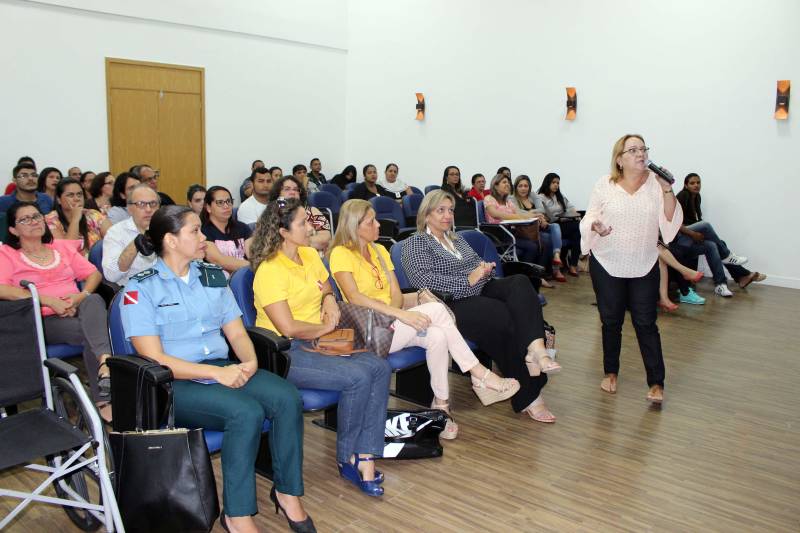 Apresentar o Plano Estadual de Ações Integradas para a Pessoa com Deficiência – Existir, que o Estado desenvolve para as pessoas com deficiência, foi o objetivo principal do encontro realizado na tarde desta quarta-feira (16), no auditório do Centro Integrado de Inclusão e Reabilitação (CIIR), em Belém. Cerca de 40 funcionários da instituição participaram do evento. Prestes a ser inaugurado, os cerca de 300 trabalhadores, diretos e indiretos, passam por treinamento para atender com excelência os usuários dos serviços que serão prestados. No CIIR vai funcionar um Centro Especializado em Reabilitação (CER IV) para usuários com deficiência auditiva, física, intelectual e visual; uma oficina ortopédica e um Centro de Especialidades Odontológicas (CEO II). A obra, orçada em mais de R$ 32 milhões, com recursos do Tesouro estadual, faz parte das ações do Governo do Pará destinadas a ampliar serviços já oferecidos pela Secretaria de Estado de Saúde Pública (Sespa). O Centro será administrado em parceria com o Instituto Nacional de Desenvolvimento Social e Humano (INDSH).
FOTO: ERIKA TORRES / ASCOM NAC
DATA: 16.05.2018
BELÉM - PARÁ <div class='credito_fotos'>Foto: ERIKA TORRES / ASCOM NAC | <a href='/midias/2018/originais/d58b62d5-723a-4ffc-8668-f34535a168ee.jpg' download><i class='fa-solid fa-download'></i> Download</a></div>