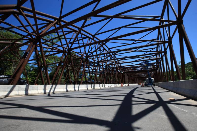 Com a chegada do verão, as obras de prolongamento da Avenida João Paulo II (foto) entram em ritmo acelerado. A partir do final desta semana, o número de operários envolvidos na obra, que hoje chega a 350, vai passar a ser de 600, o que garantirá maior celeridade na conclusão das obras, previstas para até o final de julho. “Faltam menos de 10% para que a gente conclua toda a obra. São detalhes de pavimentação nas vias de acesso, calçada, gradil, iluminação, o que a gente chama de acabamento. E nesse acabamento, incluímos também as passarelas, que são montadas fora e, a partir daí, são levadas para o canteiro de obra e colocadas em seus devidos lugares. As passarelas são importantes para segurança dos pedestres que vão precisar atravessar a João Paulo. Da mesma forma, a sinalização horizontal e vertical são fundamentais para circulação dos pedestres, motoristas, motociclistas e ciclistas por toda a avenida. A expectativa é que possamos entregar o mais breve possível o prolongamento da Avenida João Paulo II à população, de forma a garantir melhoria da qualidade de vida, saúde, lazer, mobilidade e mais segurança para quem mora nessa área”, informa o diretor geral do Núcleo de Gerenciamento de Transportes Metropolitano (NGTM), César Meira.

FOTO: MÁCIO FERREIRA / AG. PARÁ
DATA: 12.06.2018
BELÉM - PARÁ <div class='credito_fotos'>Foto: MÁCIO FERREIRA/ AG. PARÁ   |   <a href='/midias/2018/originais/d58be4ea-428c-4716-95b9-0ea687e76445.jpg' download><i class='fa-solid fa-download'></i> Download</a></div>