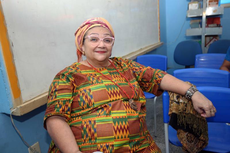 Segundo a gerente de Igualdade Racial da Secretaria de Estado de Justiça e Direitos Humanos (Sejudh), Mãe Nalva de Oxum (foto), falar sobre racismo em um momento de perda de direitos é muito importante. “O racismo é perverso na sociedade e adoece todo mundo, o preconceito é ensinado no seio familiar, então a escola tem esta função de desconstruir este discurso”, ressaltou a gerente, que nesta segunda-feira ministrou duas palestras aos alunos da escola.

FOTO: CARLOS SODRÉ / AG. PARÁ
DATA: 19.11.2018
BELÉM - PARÁ <div class='credito_fotos'>Foto: CARLOS SODRÉ / AG. PARÁ    |   <a href='/midias/2018/originais/d5935d4c-afe9-4a75-afad-13e8c895ff56.jpg' download><i class='fa-solid fa-download'></i> Download</a></div>