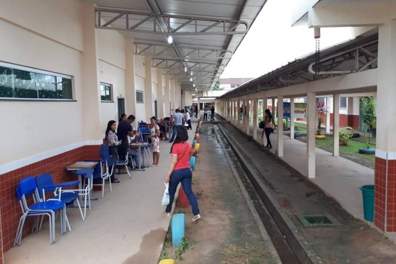 Penitenciário do Estado (Susipe) que oferece 969 vagas iniciou neste domingo, 11, pela manhã. Dos 17.545 que deveriam fazer a prova no período da manhã, 12.391 compareceram para concorrer aos cargos de Assistente Administrativo, Enfermagem, Pedagogo (Especialista em Educação) e Técnico em Gestão de Informática, cargos com provas pela manhã. De acordo com a empresa AOCP Concursos Públicos, organizadora do certame, 5.063 candidatos faltaram representando 29.01% do quantitativo que deveria fazer a prova nesta manhã. O concurso também terá provas a tarde e no próximo domingo, 18. Em Castanhal, dos 1.740 candidatos inscritos para o cargo de assistente administrativo, 452 faltaram, mais de 25% do total de inscritos. O candidato Werleson Silveira veio de Bragança fazer a prova em Castanhal. Ele já é concurseiro e está ansioso pra entrar no mercado de trabalho. “É o terceiro concurso que faço, mas ainda não consegui passar. Estou confiante neste concurso. Estudei em casa mesmo. Comprei apostila e assisti às aulas pela internet também. Estou desempregado e espero ter um bom resultado”, disse. Infelizmente nem todos conseguiram fazer prova. O candidato Emanoel Oliveira veio de Mocajuba na noite de ontem (17). Ele passou 7h na estrada, mas chegou um minuto atrasado e os portões já tinham sido fechados no Instituto Federal de Educação Tecnológica (IFPA) em Castanhal. “Perdi meu cartão de inscrição e aí minha namorada falou que meu local de prova era na UFPA. Cheguei lá e me disseram que a prova era no IFPA. Com essa confusão da escola acabei me atrasando e perdi a prova. Agora é tentar na próxima”, contou.
FOTO: ASCOM / SEAD
DATA: 11.03.2018
ALTAMIRA - PARÁ <div class='credito_fotos'>Foto: ASCOM SEAD | <a href='/midias/2018/originais/d59efa52-3d2d-4b0e-a167-6c2977ab1ef9.jpg' download><i class='fa-solid fa-download'></i> Download</a></div>