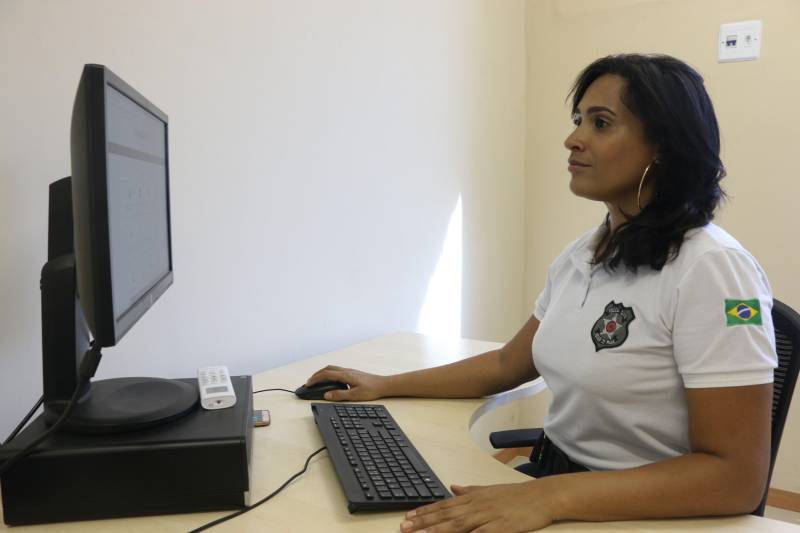 A população do município de Gurupá recebeu, na manhã desta segunda (22), a Unidade Integrada de Policiamento Pro Paz (UIPP) do município. Um investimento de mais um milhão de reais que irá substituir a unidade de polícia que funcionava no mesmo prédio desde a década de 70. O secretário de Estado de Segurança Pública, Luiz Fernandes representou o Governador do Estado na inauguração. O evento contou também com a presença do Comandante Geral da Polícia Militar Hilton Benigno e o delegado Sílvio Maués representando o Delegado Geral de Polícia Civil. A nova UIPP dispõe de salas para direção, investigadores, registro de ocorrências, espera, cartório, sala de reconhecimento de suspeitos, comando da Polícia Militar e corporação, além de espaços para mediação de conflitos. Luiz Fernades explicou que já forma construídas mais de 70 UIPPs em todo o Estado e que atendem a população não apenas no que diz respeito ao atendimento policial como também o social. “É este o referencial dos conceito das Unidades Integradas de Policiamento”, comentou o secretário que também anunciou a entrega de uma lancha nova para o policiamento fluvial nesta região. Na foto, a investigadora de polícia civil Janary Araújo, 35 anos.
FOTO: SIDNEY OLIVEIRA / AG. PARÁ
DATA: 21.10.2018
GURUPÁ - PARÁ <div class='credito_fotos'>Foto: Sidney Oliveira/Ag. Pará | <a href='/midias/2018/originais/d5a9ae15-78f6-4720-8b35-d6c917df80e0.jpg' download><i class='fa-solid fa-download'></i> Download</a></div>