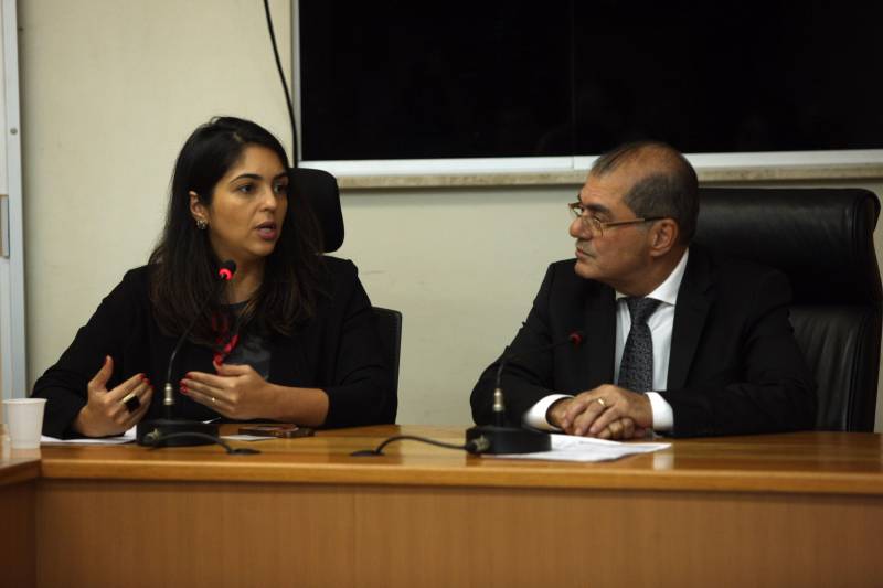 A comitiva nacional dos direitos humanos foi recebida por representantes da Secretaria de Estado de Segurança Pública e da Defesa Social (Segup) para dialogar sobre as medidas já colocadas em prática frente ao ocorrido no Centro de Recuperação Penitenciário do Pará III (CRPP III), na última terça-feira, 10. A reunião foi nesta sexta-feira, 13, na sede da secretaria. Na foto, a ouvidora Nacional do Ministério dos Direitos Humanos, Erika Queiroz com o titular da Segup, Luiz Fernandes.
FOTO: CARLOS SODRÉ / AG. PARÁ
DATA: 13.04.2018
BELÉM - PARÁ <div class='credito_fotos'>Foto: CARLOS SODRÉ / AG. PARÁ | <a href='/midias/2018/originais/d5b546a7-53c2-43f4-8cf3-fa7c8f1ea303.jpg' download><i class='fa-solid fa-download'></i> Download</a></div>