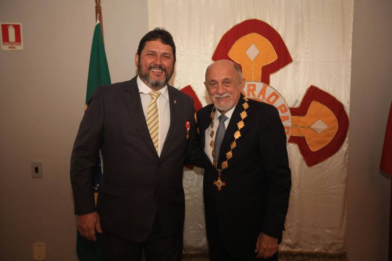 O Governo do Estado do Pará concedeu hoje 230 comendas do Mérito Grão-Pará (foto), a mais alta do Estado, a autoridades e servidores que se destacaram nos últimos oito anos de serviços prestados à população. “O ciclo que encerramos hoje não encerra nossa missão de servir ao público, porque uma vez servidores públicos, trabalhando em benefício da população, nunca mais deixamos de sê-lo, pois essa missão fica gravada em nossos corações”, disse o governador Simão Jatene aos agraciados. O governador entregou, pessoalmente, uma a uma as condecorações.  Das 230 medalhas, 14 foram no grau de Grande Oficial, 60 no grau de Comendador, 8 no grau de Oficial e 11 no grau de Cavaleiro aos servidores civis. Entre os militares, 4 receberam no grau de Comendador, 38 de Oficial e 109 no grau de Cavaleiro.

FOTO: CRISTINO MARTINS / AG. PARÁ
DATA: 31.12.2018
BELÉM - PARÁ <div class='credito_fotos'>Foto: Cristino Martins/Ag. Pará   |   <a href='/midias/2018/originais/d5b592dd-9dde-4ca4-81ce-c951698a9ce1.jpg' download><i class='fa-solid fa-download'></i> Download</a></div>