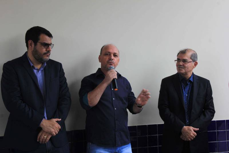 O município de Sapucaia recebeu nesta quarta-feira, 5, uma Unidade Integrada Pro Paz (UIPP). Um investimento do Governo do Estado de R$ 1.134.131,00. Segundo o Secretário de Estado de Segurança Pública, Luiz Fernandes, afirma que já mais de 80 novas UIPP’s no Pará, com as reformadas e reestruturadas esse número chega a 120 unidades. O titular da SEGUP destaca que o mais importante não é a estrutura física, mas o conceito empregado. De Sapucaia, a comitiva foi para Redenção onde inaugurou o 7º Batalhão de Polícia Militar, uma obra orçada em R$ 2.808.000,00. Atualmente o BPM conta com 145 policiais, 6 viaturas incluindo a Patrulha Rural e 12 motocicletas. O Comandante do Batalhão, o Major José Ricardo Chaves, informou que a maior ocorrência no município são roubos de motos, mas pontuou que a maior parte dos veículos é encontrada pela PM na cidade e cidades vizinhas. Na foto, o prefeito de Sapucaia, Marcos Venícius (ao microfone).

FOTO: RODOLFO OLIVEIRA / AG PARÁ
DATA: 05.12.2018
SAPUCAIA - PARÁ <div class='credito_fotos'>Foto: Rodolfo Oliveira/Ag. Pará   |   <a href='/midias/2018/originais/d5b637fe-25b9-463c-b81f-0efdfdc0d7b8.jpg' download><i class='fa-solid fa-download'></i> Download</a></div>