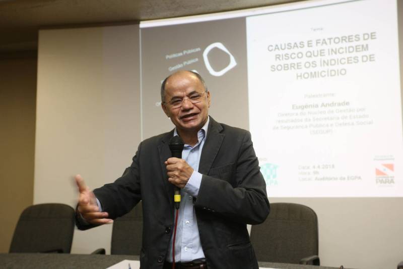 O contexto nacional, no que tange à segurança pública, é problemático, segundo José Alberto Colares (foto), titular da pasta de planejamento estadual, na abertura do Café com Planejamento, programa mensal de formação continuada da Secretaria de Estado de Planejamento (Seplan), que vem se constituindo como referência em relação à discussão e reflexão de políticas públicas e que teve como tema de sua 50ª edição “Avaliação do impacto dos indicadores sociais nos índices de homicídios no Estado do Pará”.
FOTO: SIDNEY OLIVEIRA / AG. PARÁ
DATA: 04.04.2018
BELÉM - PARÁ <div class='credito_fotos'>Foto: Sidney Oliveira/Ag. Pará | <a href='/midias/2018/originais/d5b6b189-0aa5-48e5-9b9b-30aaf3c9f2d8.jpg' download><i class='fa-solid fa-download'></i> Download</a></div>