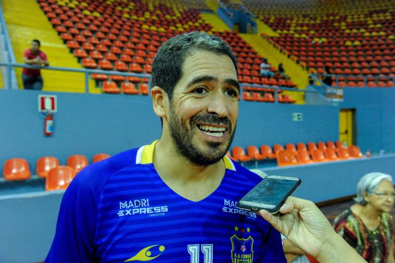 Esporte e solidariedade foram os grandes protagonistas no Mangueirinho durante a final do Campeonato Paraense de Futsal. Esmac (Ananindeua) e Tubarão (Vitória do Xingú) disputaram o título, mas foram as doações trazidas pelos torcedores que abrilhantaram o ginásio na manhã do último domingo (23). Na foto, o pivô da equipe do Esmac, Marcos Vinícius, campeão paraense de Futsal 2018. 

FOTO: LEANDRO SANTANA
DATA: 26.12.2018
BELÉM - PARÁ <div class='credito_fotos'>Foto: LEANDRO SANTANA   |   <a href='/midias/2018/originais/d5bdfa53-3b4b-4e4b-98ff-1c598dbf1c7c.jpg' download><i class='fa-solid fa-download'></i> Download</a></div>