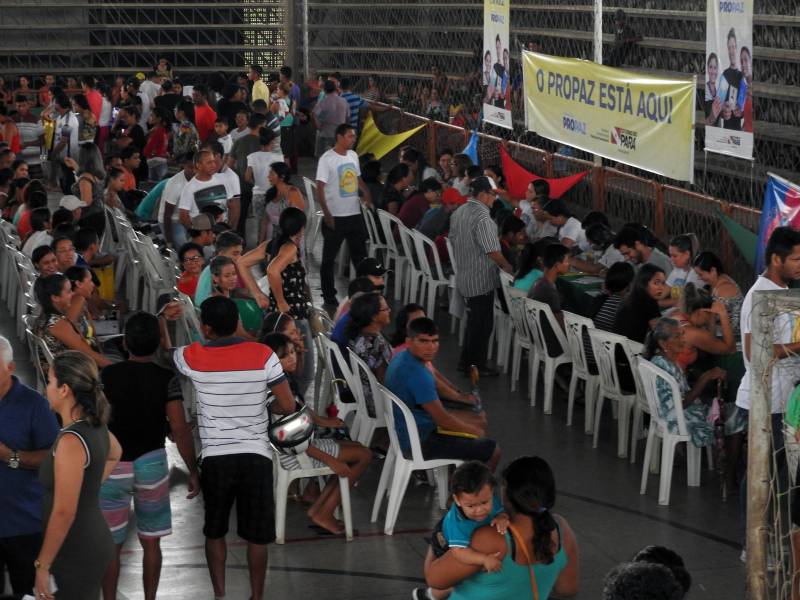 Termina neste sábado, 17, o atendimento da Caravana Pro Paz Cidadania em Bragança, município localizado na região nordeste do estado. Com o apoio da prefeitura e secretarias estaduais, a ação começou na quinta-feira, 15, no ginásio do Senai. Até o momento, mais de dois mil atendimentos foram feitos. A população pode solicitar a emissão de RG, CPF, certidão de nascimento (1° e 2° via), Id Jovem, identidade de nome social e aconselhamento jurídico.
FOTO: CARLOS SODRÉ / AG. PARÁ
DATA: 16.03.2018
BRAGANÇA - PARÁ <div class='credito_fotos'>Foto: Carlos Sodré/Agência Pará | <a href='/midias/2018/originais/d5c02f59-17a6-4b71-979e-4f1568bc396c.jpg' download><i class='fa-solid fa-download'></i> Download</a></div>