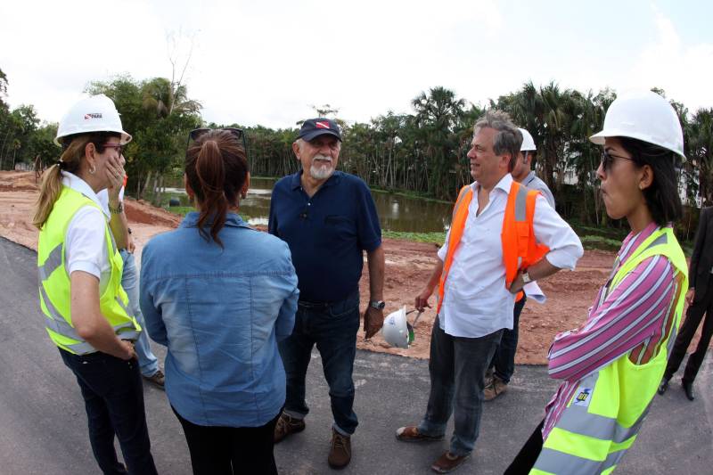 Manoel foi um dos vários moradores da região a abordar o governador Simão Jatene, durante uma visita nesta quarta-feira, 7, às obras de ampliação da Avenida João Paulo II. Acompanhado de engenheiros e técnicos do Núcleo de Gerenciamento de Transporte Metropolitano (NGTM) do governo do estado, Jatene foi conferir o andamento das obras. Durante a visita, conversou com moradores, ouviu elogios e reivindicações.
FOTO: ANTÔNIO SILVA / AG. PARÁ
DATA: 07.03.2018
BELÉM - PARÁ <div class='credito_fotos'>Foto: ANTONIO SILVA / AG. PARÁ | <a href='/midias/2018/originais/d5c2984c-43de-4074-b1a8-e48591e2f576.jpg' download><i class='fa-solid fa-download'></i> Download</a></div>