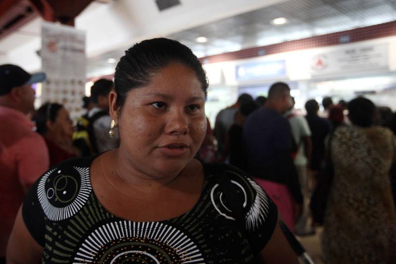 Em todos os meses deste ano, o espaço registrou um aumento de 10 a 15% em relação ao mesmo período do ano passado. “O terminal traz toda comodidade, conforto e segurança que quem viaja de barco precisa. Chegar de Soure, onde moro, para encontrar isso aqui é muito bom”, disse a estudante Tamires Modesto, 24 anos (foto).
FOTO: SIDNEY OLIVEIRA / AG. PARÁ
DATA: 03.07.2018
BELÉM - PARÁ <div class='credito_fotos'>Foto: Sidney Oliveira/Ag. Pará | <a href='/midias/2018/originais/d5c45b12-fc03-48e5-b968-5029aa327c4d.jpg' download><i class='fa-solid fa-download'></i> Download</a></div>