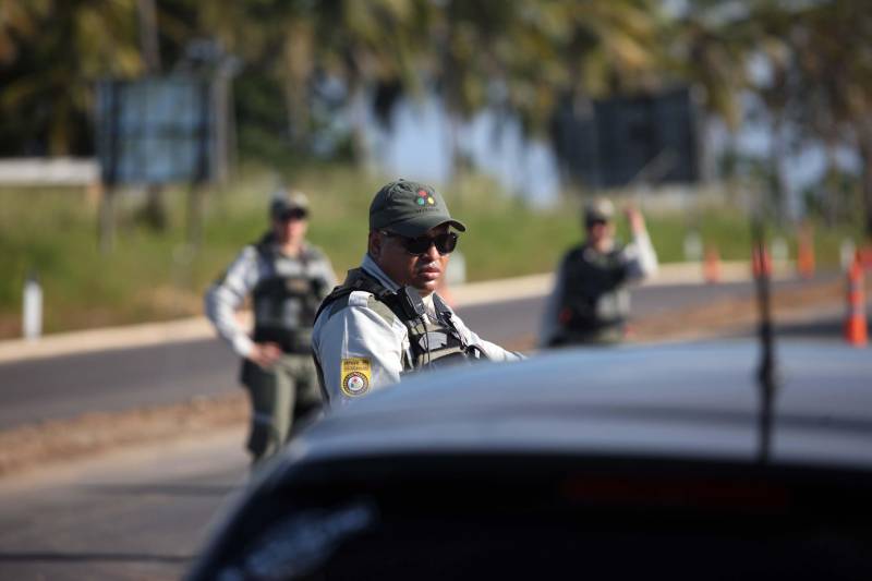 Para oferecer mais segurança e funcionar como uma pequena delegacia na praia em Salinópolis e Mosqueiro, a Secretaria de Estado de Segurança Pública e Defesa Social (Segup) inaugurou neste sábado (30) três Centros de Comando Integrado. Os centros em Salinas estão localizados na Orla do Maçarico e na praia do Atalaia (foto) e, de acordo com o Cel André Cunha, secretário adjunto de Gestão Operacional, servirão para proporcionar uma temporada mais segura para quem for até um dos pontos mais frequentados por veranistas durante o mês de julho. Durante todo o sábado, agentes do Corpo de Bombeiros, Defesa Civil, Departamento de Trânsito do Estado (Detran), polícias Civil e Militar, sob a coordenação da Segup, receberam treinamentos para atuar nos centros de comando, que funcionarão 24h, servindo como uma mini-delegacia na praia.
FOTO: MARCELO LELIS / AG. PARÁ
DATA: 30.06.2018
ATALAIA - PARÁ <div class='credito_fotos'>Foto: Marcelo Lelis / Ag. Pará | <a href='/midias/2018/originais/d5c84390-e158-4b6b-b6b7-642fafc14423.jpg' download><i class='fa-solid fa-download'></i> Download</a></div>