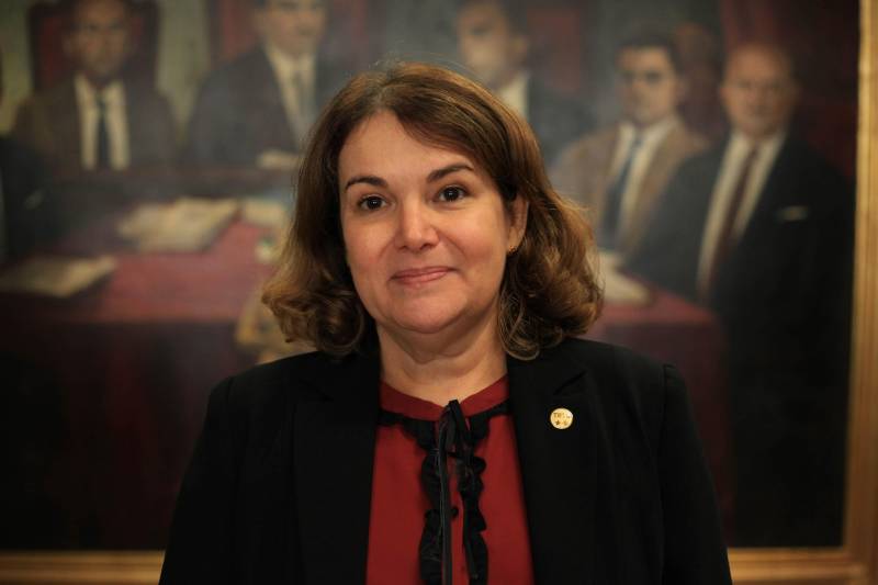 Foi assinado, na tarde desta terça-feira, 3, o Termo de Cooperação Técnica entre as Secretarias de Estado de Justiça e Direitos Humanos (Sejudh) e de Educação (Seduc), Tribunal Regional do Trabalho da 8ª Região e Associação dos Magistrados da Justiça do Trabalho da 8ª Região (Amatra), visando o desenvolvimento de projetos educacionais sobre a erradicação do trabalho escravo e enfrentamento ao tráfico de pessoas. Na foto, a presidente do TRT da 8ª Região, desembargadora Suzy Elizabeth Cavalcante.

FOTO: WAGNER ALMEIDA / ASCOM SEJUDH
DATA: 03.04.2018
BELÉM - PARÁ <div class='credito_fotos'>Foto: Wagner Almeida/ Ascom Sejudh   |   <a href='/midias/2018/originais/d5db8a28-2adb-42fa-b6e2-1535689b09df.jpg' download><i class='fa-solid fa-download'></i> Download</a></div>