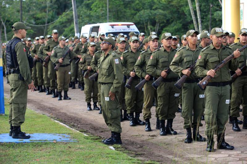 Cerca de 2.400 policiais militares que estão em processo de formação por meio dos Cursos de Formação de Praças (CFP), de Oficiais (CFO), de Habilitação de Oficiais (CHO) e de Adaptação de Oficiais (CHO). Durante a caminhada (foto), a Academia de Polícia Militar “Cel Fontoura” executou a primeira marcha administrativa para exercitar os pelotões do Curso de Formação de Oficiais (CFO) e do Curso de Adaptação de Oficiais da PMPA (CADO) nos deslocamentos a pé por longos percursos. A caminhada de 10 Km contou com a participação de 183 alunos da Academia de Polícia Militar.
FOTO: MÁCIO FERREIRA / AG. PARÁ
DATA: 15.02.2018
MARITUBA - PARÁ <div class='credito_fotos'>Foto: MÁCIO FERREIRA/ AG. PARÁ | <a href='/midias/2018/originais/d5db8f3b-21e1-4b08-a402-0981a23851d7.jpg' download><i class='fa-solid fa-download'></i> Download</a></div>