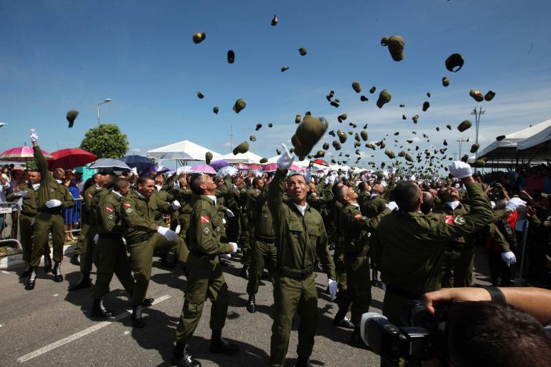 A cerimônia de formatura dos novos praças da Polícia Militar ocorreu na manhã desta segunda-feira (9), simultaneamente, em Belém e outros seis municípios paraenses: Santa Izabel, Castanhal, Barcarena, Capanema, Bragança e Tucuruí. Em Parauapebas, Marabá, Breves, Soure e Conceição do Araguaia, a formatura será celebrada na quinta-feira, dia 12. Na sexta-feira, dia 13, é a vez de Santarém, Altamira, Paragominas e Itaituba. O governador Simão Jatene presidiu a cerimônia de formatura no Portal da Amazônia, bairro da Cidade Velha, em Belém. Milhares de familiares dos formandos lotaram o espaço para entregar aos novos policiais militares seus diplomas de conclusão de curso.
FOTO: SIDNEY OLIVEIRA / AG. PARÁ
DATA: 09.07.2018
BELÉM - PARÁ <div class='credito_fotos'>Foto: Sidney Oliveira/Ag. Pará | <a href='/midias/2018/originais/d5ed18ef-8fd2-4d2c-84e9-09c349d2178e.jpg' download><i class='fa-solid fa-download'></i> Download</a></div>