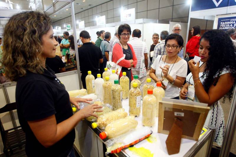 Autoridades, cientistas, empresários e produtores rurais participaram, na noite desta segunda-feira (12), no Hangar Convenções e Feiras da Amazônia, da abertura do XVII Congresso Brasileiro de Mandioca e do II Congresso Latino-Americano e Caribenho de Mandioca, os dois mais importantes eventos voltados à mandiocultura no Brasil e no continente, que ocorrem pela primeira vez no Pará.
FOTO: THIAGO GOMES / AG. PARÁ
DATA: 12.03.2018
BELÉM - PARÁ <div class='credito_fotos'>Foto: Thiago Gomes /Ag. Pará | <a href='/midias/2018/originais/d5f479cf-a1c4-44b6-b7f8-520a87c75ea4.jpg' download><i class='fa-solid fa-download'></i> Download</a></div>