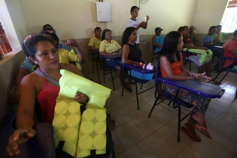 O Governo do Estado, por meio do Corpo de Bombeiros Militar do Pará em parceria com a Sobrasa (Sociedade Brasileira de Salvamento Aquático), realizaram nesta quarta-feira (05) a entrega de 100 coletes salva-vidas (foto) na comunidade ribeirinha do Igarapé Grande, no município de Ananindeua. A medida visa ajudar na prevenção dos acidentes por afogamento nos rios paraenses.
FOTO: SIDNEY OLIVEIRA / AG. PARÁ
DATA: 05.10.2016
ANANINDEUA - PARÁ <div class='credito_fotos'>Foto: Sidney Oliveira/Ag. Pará | <a href='/midias/2018/originais/d5fa3ba6-404e-40ce-a10a-7e00e58919ed.jpg' download><i class='fa-solid fa-download'></i> Download</a></div>