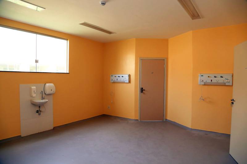 O novo Hospital Santa Rosa, no município de Abaetetuba, no nordeste do Pará, está pronto e será entregue pelo governo do Estado à Prefeitura, na primeira quinzena do mês de dezembro.

FOTO: MÁCIO FERREIRA / AG. PARÁ
DATA: 29.11.2018
ABAETETUBA - PARÁ <div class='credito_fotos'>Foto: MÁCIO FERREIRA/ AG. PARÁ   |   <a href='/midias/2018/originais/d5fd1ecf-2aa6-4cdd-b0f5-3d0878f17377.jpg' download><i class='fa-solid fa-download'></i> Download</a></div>