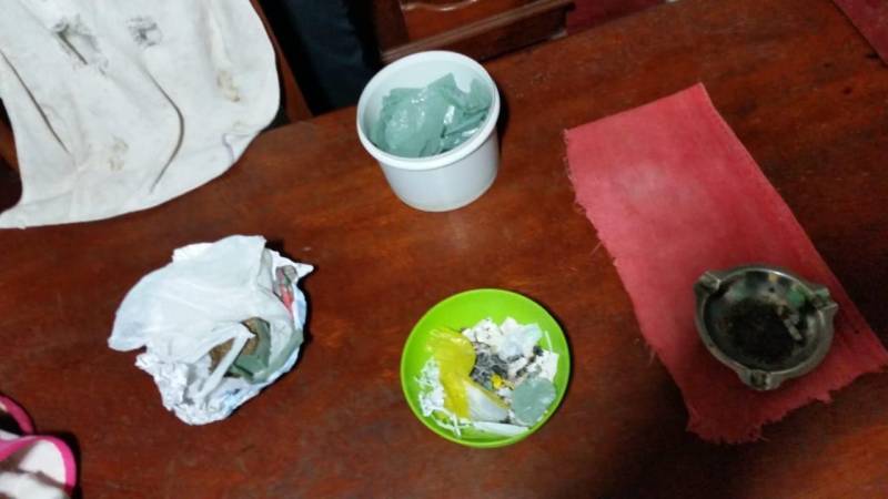 A Polícia Civil deflagrou, nesta quinta-feira (21), a operação Formigueiro, em Paragominas, nordeste paraense, para combater o tráfico de drogas e outros crimes relacionados ao comércio ilegal de entorpecentes no município. Seis pessoas foram presas em flagrante durante a ação policial. Drogas e arma de fogo foram apreendidas. Iniciada nas primeiras horas do dia, a operação contou com 22 mandados de busca e apreensão domiciliar que foram cumpridos pelas equipes policiais. As ordens judiciais foram decretadas após investigações realizadas pela Polícia Civil, em Paragominas, onde foram identificados 22 pontos de tráfico de drogas popularmente conhecidos como "bocas de fumo". No total, 72 policiais civis participaram da operação que contou com apoio operacional de policiais civis do GPE (Grupo de Pronto Emprego), unidade tática da Polícia Civil, e equipes vinculadas à Superintendência Regional de Abaetetuba, de Capanema e de Paragominas.
FOTO: ASCOM / POLÍCIA CIVIL
DATA: 21.06.2018
PARAGOMINAS - PARÁ <div class='credito_fotos'>Foto: Ascom / Polícia Civil | <a href='/midias/2018/originais/d60373ba-220f-489c-8b90-7b1b44ee0c99.jpg' download><i class='fa-solid fa-download'></i> Download</a></div>