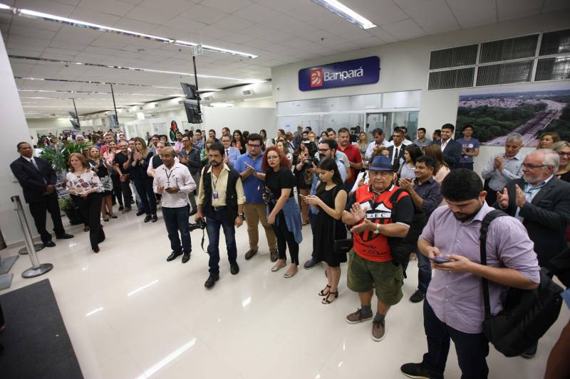 Carteira de identidade, habilitação e de trabalho. Seguro-desemprego, segunda via de boletos de água e multas de transito. Registros na Junta Comercial e DARFs de impostos. Registros de ocorrências na polícia e queixas ao Procon. Tudo num só lugar, rápido e fácil. O governador Simão Jatene (foto) entregou nesta sexta-feira, 04, à população a Estação Cidadania do Shopping Pátio Belém. É a sexta unidade de atendimento à população no estado do Pará. Num espaço de mais de mil metros quadrados, a população poderá contar com serviços de órgãos como: Banpará; Polícia Civil; Procon; Secretaria de Justiça e Direitos Humanos; Sistema Nacional de Empregos; Secretaria de Assistência Social, Trabalho e Renda; Junta Comercial do Estado, Secretaria da Fazenda, Cosanpa, Detran, Igeprev e Fundação Pro-Paz. Além desses, as novidades ficam por conta do Hemopa, oferecendo a possibilidade do cidadão doar sangue e da Secretaria Municipal de Mobilidade (Semob).
FOTO: ANTÔNIO SILVA / AG. PARÁ
DATA: 04.05.2018
BELÉM - PARÁ <div class='credito_fotos'>Foto: Antônio Silva/Ag. Pará | <a href='/midias/2018/originais/d609b884-aa03-4b76-a010-74ba19edc668.jpg' download><i class='fa-solid fa-download'></i> Download</a></div>