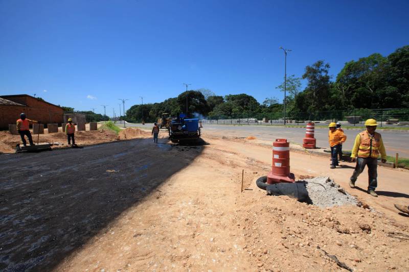 Com a chegada do verão, as obras de prolongamento da Avenida João Paulo II (foto) entram em ritmo acelerado. A partir do final desta semana, o número de operários envolvidos na obra, que hoje chega a 350, vai passar a ser de 600, o que garantirá maior celeridade na conclusão das obras, previstas para até o final de julho. “Faltam menos de 10% para que a gente conclua toda a obra. São detalhes de pavimentação nas vias de acesso, calçada, gradil, iluminação, o que a gente chama de acabamento. E nesse acabamento, incluímos também as passarelas, que são montadas fora e, a partir daí, são levadas para o canteiro de obra e colocadas em seus devidos lugares. As passarelas são importantes para segurança dos pedestres que vão precisar atravessar a João Paulo. Da mesma forma, a sinalização horizontal e vertical são fundamentais para circulação dos pedestres, motoristas, motociclistas e ciclistas por toda a avenida. A expectativa é que possamos entregar o mais breve possível o prolongamento da Avenida João Paulo II à população, de forma a garantir melhoria da qualidade de vida, saúde, lazer, mobilidade e mais segurança para quem mora nessa área”, informa o diretor geral do Núcleo de Gerenciamento de Transportes Metropolitano (NGTM), César Meira.

FOTO: MÁCIO FERREIRA / AG. PARÁ
DATA: 12.06.2018
BELÉM - PARÁ <div class='credito_fotos'>Foto: MÁCIO FERREIRA/ AG. PARÁ   |   <a href='/midias/2018/originais/d60aa2b9-defb-4bbe-b625-dbacf5a4248f.jpg' download><i class='fa-solid fa-download'></i> Download</a></div>