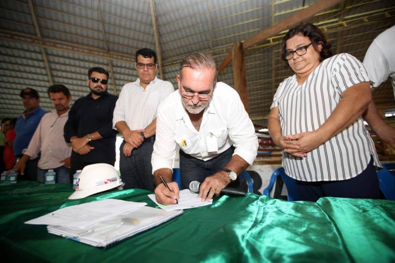 O aeródromo de São Félix do Xingu passará por ampliação, conforme assinatura de contrato firmada entre o Governo do Estado e a Prefeitura Municipal, representando um investimento superior a R$ 10,8 milhões.
FOTO: MÁCIO FERREIRA / AG. PARÁ
DATA: 31.10.2018
SÃO FÉLIX DO XINGU - PARÁ <div class='credito_fotos'>Foto: MÁCIO FERREIRA/ AG. PARÁ | <a href='/midias/2018/originais/d61834f8-8be5-44e7-850d-ac31a4ec86ce.jpg' download><i class='fa-solid fa-download'></i> Download</a></div>