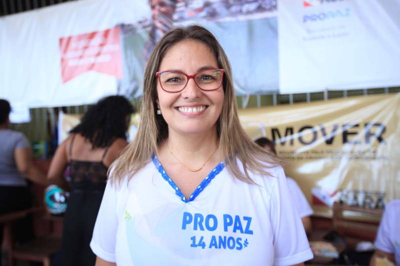 Nesta sexta-feira, uma programação alegre e diferenciada marcou as comemorações pelos 14 anos do Pro Paz no Pará, iniciativa que surgiu em 2004 como um programa do Governo do Estado, convertida mais tarde em política pública por força de decreto, até se consolidar, em 2015, na Fundação Pro Paz, que tem a missão de racionalizar e ordenar recursos e ações para transformar a vida de milhares de paraenses em situação de vulnerabilidade social. A existência do Pro Paz fez do Pará vanguarda na Federação, por ser o único estado que possui, há mais de dez anos, um protocolo padrão para atendimento a crianças e adolescentes vítimas de violência que é modelo para o Brasil, referendado pela ONG Childhood Brasil e reconhecido pela ONU. O modelo referência do trabalho do Pro Paz foi que levou o Pará a ganhar da Organização das Nações Unidas (ONU), em 2015, o reconhecimento por manter uma das onze melhores práticas das Américas para a integração de sistemas de segurança pública com políticas sociais. Na foto, a coordenadora estadual do Pro Paz Integrado, Naiana Dias.
FOTO: MÁCIO FERREIRA / AG. PARÁ
DATA: 29.06.2018
BELÉM - PARÁ <div class='credito_fotos'>Foto: MÁCIO FERREIRA/ AG. PARÁ | <a href='/midias/2018/originais/d6205657-3e69-4234-9722-094c21c1c260.jpg' download><i class='fa-solid fa-download'></i> Download</a></div>