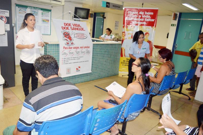Durante os 22 dias que ficou internado na Unidade de Terapia Intensiva do Hospital Metropolitano de Urgência e Emergência (HMUE), o pintor Jarbas Costa recebeu quatro transfusões de sangue. A solidariedade de quem doa sangue na Fundação Centro de Hemoterapia e Hematologia do Pará (Hemopa) ajuda a salvar vidas de pessoas como a do pintor. Mas é preciso sensibilizar constantemente a população para a importância deste ato tão nobre. Por isso, a equipe de Humanização do HMUE promoveu uma roda de conversa (foto) nesta quinta-feira (14), com usuários do ambulatório de retorno da unidade. A data marca o Dia Mundial do Doador de Sangue.
FOTO: ASCOM / HMUE
DATA: 14.06.2018
BELÉM - PARÁ <div class='credito_fotos'>Foto: ASCOM HMUE | <a href='/midias/2018/originais/d623de19-cd34-46b1-8dc5-67a4297da52d.jpg' download><i class='fa-solid fa-download'></i> Download</a></div>