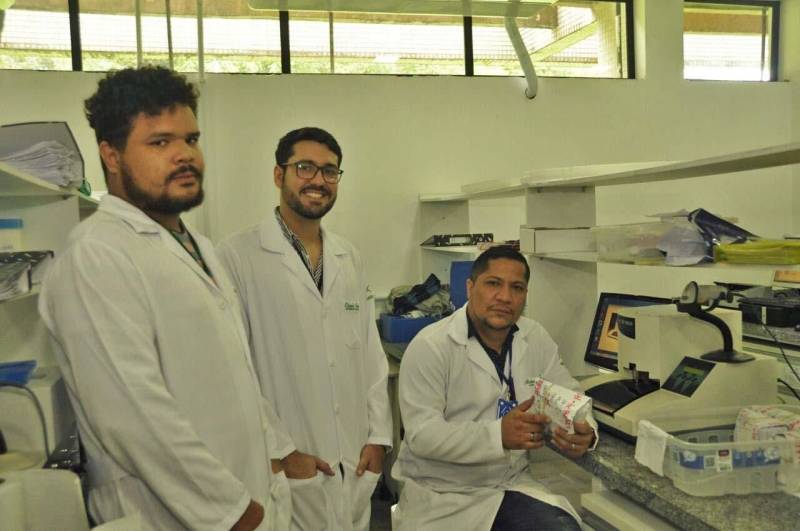 Desde novembro de 2017, o Laboratório Central do Estado (Lacen-PA) é responsável no Pará pelo Programa de Triagem Neonatal (PTN), conhecido como teste do pezinho, que antes era feito pelo Laboratório de Pesquisa e Apoio Diagnóstico (Lapad), da Universidade do Estado do Pará (Uepa). Atualmente, o Pará está habilitado na Fase III do PTN, que abrange análises para diagnóstico de quatro doenças - hipotireoidismo congênito, fenilcetonúria, doença falciforme e fibrose cística. O período ideal para realização do exame é entre o terceiro e o quinto dia após o nascimento da criança. O procedimento é fundamental para o diagnóstico precoce dessas doenças congênitas e metabólicas, que podem ter consequências graves para o desenvolvimento da criança.
FOTO: JOSÉ PANTOJA / ASCOM SESPA
DATA: 11.04.2018
BELÉM - PARÁ <div class='credito_fotos'>Foto: José Pantoja / Ascom Sespa | <a href='/midias/2018/originais/d62de01e-e2da-4fee-930d-e32e0f75dcf5.jpg' download><i class='fa-solid fa-download'></i> Download</a></div>