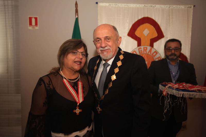 O Governo do Estado do Pará concedeu hoje 230 comendas do Mérito Grão-Pará (foto), a mais alta do Estado, a autoridades e servidores que se destacaram nos últimos oito anos de serviços prestados à população. “O ciclo que encerramos hoje não encerra nossa missão de servir ao público, porque uma vez servidores públicos, trabalhando em benefício da população, nunca mais deixamos de sê-lo, pois essa missão fica gravada em nossos corações”, disse o governador Simão Jatene aos agraciados. O governador entregou, pessoalmente, uma a uma as condecorações.  Das 230 medalhas, 14 foram no grau de Grande Oficial, 60 no grau de Comendador, 8 no grau de Oficial e 11 no grau de Cavaleiro aos servidores civis. Entre os militares, 4 receberam no grau de Comendador, 38 de Oficial e 109 no grau de Cavaleiro.

FOTO: CRISTINO MARTINS / AG. PARÁ
DATA: 31.12.2018
BELÉM - PARÁ <div class='credito_fotos'>Foto: Cristino Martins/Ag. Pará   |   <a href='/midias/2018/originais/d634f0be-edcf-442e-bca6-6690f2fedb14.jpg' download><i class='fa-solid fa-download'></i> Download</a></div>