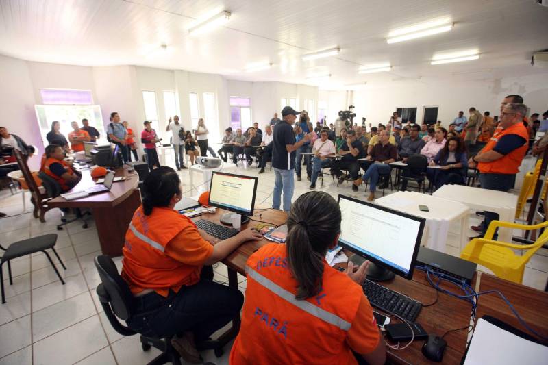 O Governador do Pará, Simão Jatene (foto), esteve durante esta sexta-feira (13) no município de Paragominas. Além de visitar as áreas afetadas pela enxurrada que ocorreu na madrugada da quinta-feira (12), ele conversou com moradores atingidos, reuniu com autoridades municipais, secretários de estado, com o Corpo de Bombeiros e a Defesa Civil para traçar as metas e ações a serem cumpridas para restabelecer a normalidade na cidade. A forte enxurrada, que durou toda a madrugada, alagou cerca de 40% da cidade e atingiu 350 famílias. Até o momento, 13 locais foram adequados para funcionar como abrigo, entre escolas, associações, ginásios, entre outros, para receber desabrigados e desalojados.

FOTO: SIDNEY OLIVEIRA / AG. PARÁ
DATA: 13.04.2018
PARAGOMINAS - PARÁ <div class='credito_fotos'>Foto: Sidney Oliveira/Ag. Pará   |   <a href='/midias/2018/originais/d63883a1-5026-4454-81f6-e84763fbd202.jpg' download><i class='fa-solid fa-download'></i> Download</a></div>