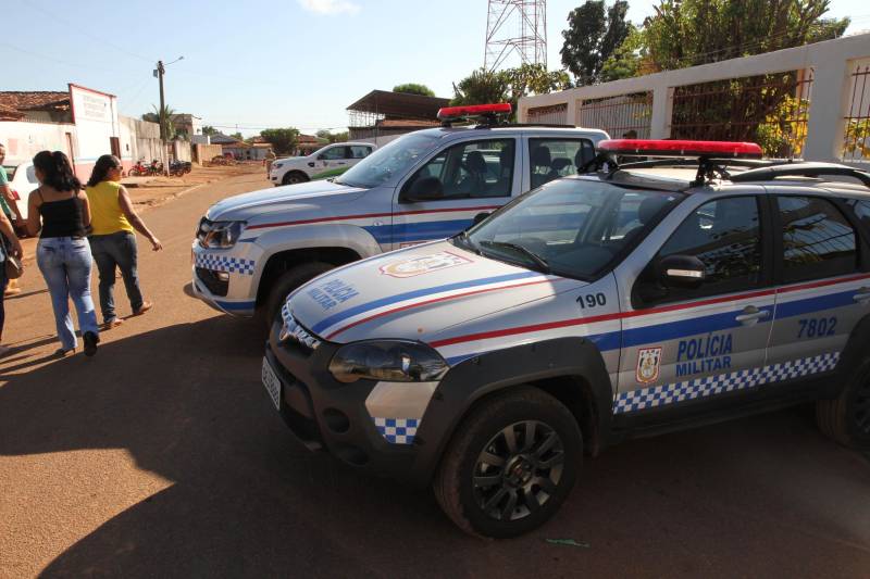 O município de Jacundá, no sudeste paraense, recebeu nesta sexta-feira (6) importantes investimentos em segurança e infraestrutura. O Governo do Estado repassou para o policiamento do município 5 viaturas e 2 veículos para o reforço das ações Departamento de Trânsito do Estado (Detran). Foi entregue ainda a ordem de serviço para a pavimentação asfáltica de cinco quilômetros de vias, na ordem de R$ 3 milhões. A cerimônia foi no salão paroquial da Igreja de Nossa Senhora do Perpetuo Socorro, conduzida pela secretária de Municípios Sustentáveis, Izabela Jatene, que representou o governador Simão Jatene, e contou com a participação de representantes de parlamentares, lideranças comunitárias, entre outras autoridades municipais.
FOTO: CRISTINO MARTINS / AG. PARÁ
DATA: 06.07.2018
JACUNDÁ - PARÁ <div class='credito_fotos'>Foto: Cristino Martins/Ag. Pará | <a href='/midias/2018/originais/d65034d6-77bd-4735-b435-37fb7b01826c.jpg' download><i class='fa-solid fa-download'></i> Download</a></div>