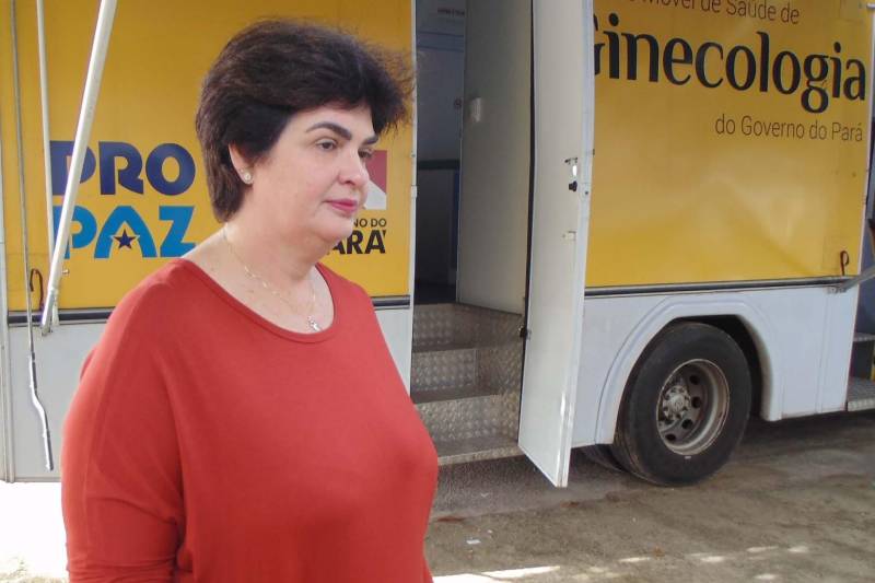 Começou neste domingo (11), no bairro de Águas Negras, em Icoaraci, a busca ativa de mulheres que nunca fizeram ou estão há mais de três anos sem fazer o exame preventivo do câncer de colo do útero, o Papanicolau ou PPCU. Trata-se do Plano Piloto de Rastreamento do Câncer de Colo do Útero, uma das ações que integram a Campanha Março Lilás, destinada a chamar a atenção das paraenses sobre a importância de fazer periodicamente o exame para detecção precoce desse tipo de câncer. A Campanha Março Lilás é promovida pela Secretaria de Estado de Saúde Pública (Sespa) por meio do Núcleo de Apoio à Gestão na Atenção à Mulher no Controle do Câncer de Colo de Útero e Mama (Nagam), com o apoio do Comitê Estadual de Controle do Câncer do Colo do Útero e Mama, Regionais de Saúde e municípios paraenses. Na forto, A secretária adjunta da Sespa, Heloísa Guimarães (vermelho).
FOTO: ASCOM / SESPA
DATA: 11.03.2018
BELÉM - PARÁ <div class='credito_fotos'>Foto: Roberta Vilanova / SESPA | <a href='/midias/2018/originais/d6562de6-0d37-4c1d-a0c0-893155eb142d.jpg' download><i class='fa-solid fa-download'></i> Download</a></div>