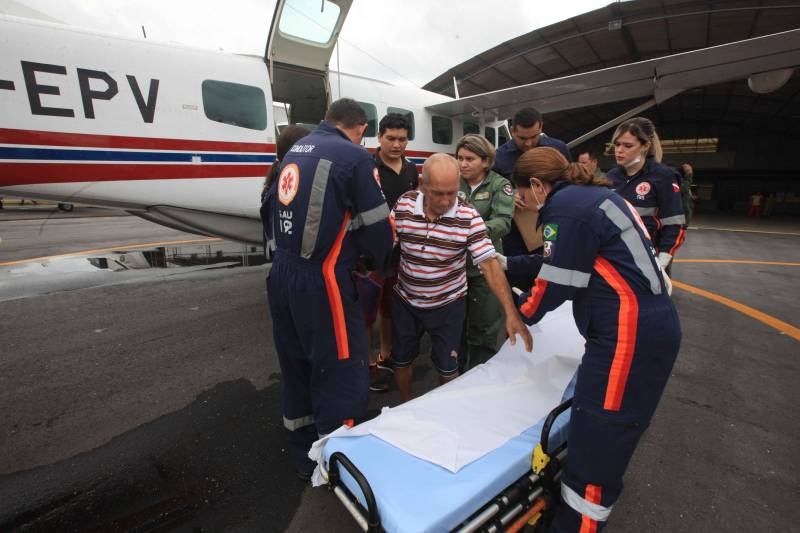 A aeronave do Grupamento Aéreo de Segurança Pública (Graesp) trouxe, nesta sexta-feira (16), para Belém, piloto e passageiros do helicóptero que precisou fazer um pouso forçado, na Ilha do Marajó. O fato ocorreu em uma área de mata entre os municípios de Curralinho e Breves, no dia 15. O resgate dos funcionários da empresa prestadora de energia elétrica no Pará e do piloto foi realizado ainda no final da tarde de ontem, quando o grupamento foi acionado pelo Salvaéreo.
FOTO: RODOLFO OLIVEIRA / AG. PARÁ
DATA: 16.03.2018
BELÉM - PARÁ <div class='credito_fotos'>Foto: Rodolfo Oliveira/Ag. Pará | <a href='/midias/2018/originais/d656468e-6c6f-45c8-98dc-a5ce2f253617.jpg' download><i class='fa-solid fa-download'></i> Download</a></div>