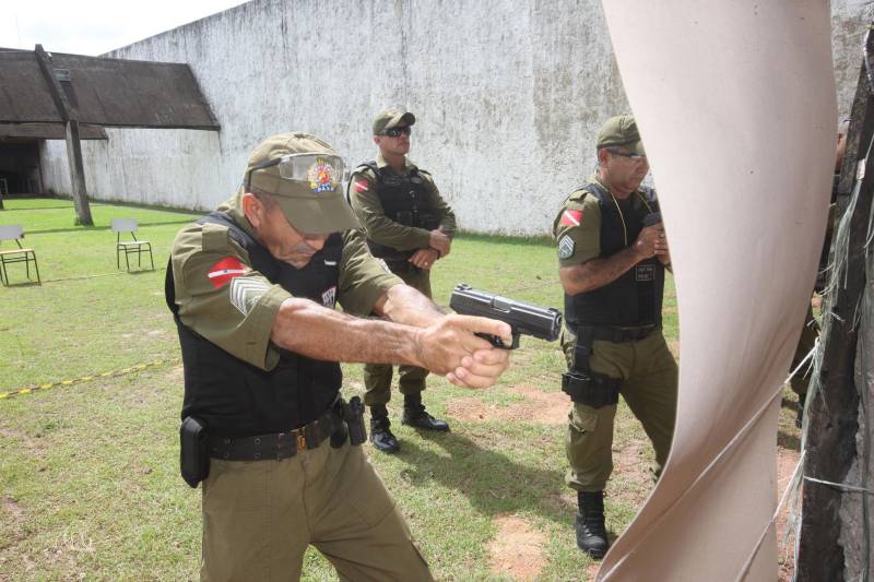 Trinta e oito agentes de segurança pública do Estado participam (foto), no Instituto de Ensino de Segurança Pública do Pará (Iesp), de um curso de especialização da Companhia Independente de Policiamento Escolar (Cipoe). A capacitação começou no dia 26 de fevereiro e vai até 23 de março, com aulas de segunda a sexta, nos turnos da manhã e tarde. Os agentes de segurança estão sendo treinados para atuar na segurança junto às comunidades escolares do Estado. Este é o segundo curso que acontece para a qualificação do policiamento escolar do Comando de Policiamento Especializado, através da Companhia Independente de Policiamento Escolar (Cipoe). O primeiro foi em 2017, e qualificou 40 policiais.
FOTO: CARLOS SODRÉ / AG. PARÁ
DATA: 13.03.2018
BELÉM - PARÁ <div class='credito_fotos'>Foto: CARLOS SODRÉ / AG. PARÁ | <a href='/midias/2018/originais/d6568d71-8b3a-478e-a0d2-91c0824440fc.jpg' download><i class='fa-solid fa-download'></i> Download</a></div>