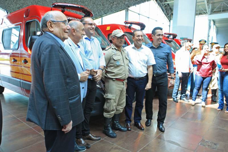 Com a entrega de mais 359 veículos, somente esta semana, o Governo do Pará reforçou a atuação da área de segurança pública em todo o Estado. Todos os veículos auxiliarão no combate a criminalidade e a manutenção da segurança em todo o território paraense. Boa parte desses veículos foi destinada diretamente para as guardas municipais, numa ação integrada com as Prefeituras, por meio da Secretaria de Segurança Pública e Defesa Social (Segup) com articulação da Secretaria de Municípios Sustentáveis, que define em conjunto com os municípios, a agenda de prioridades. A última etapa da entrega ocorreu nesta quinta-feira (5), no Hangar – Centro de Convenções da Amazônia.
FOTO: RODOLFO OLIVEIRA / AG. PARÁ
DATA: 05.07.2018
BELÉM - PARÁ <div class='credito_fotos'>Foto: Rodolfo Oliveira/Ag. Pará | <a href='/midias/2018/originais/d65944ce-e50b-44f6-98d9-b929e48fcdcd.jpg' download><i class='fa-solid fa-download'></i> Download</a></div>