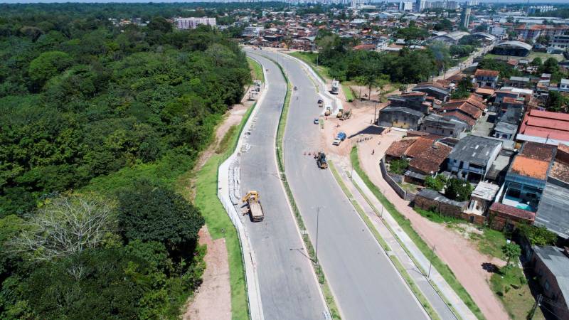 Com a chegada do verão, as obras de prolongamento da Avenida João Paulo II (foto) entram em ritmo acelerado. A partir do final desta semana, o número de operários envolvidos na obra, que hoje chega a 350, vai passar a ser de 600, o que garantirá maior celeridade na conclusão das obras, previstas para até o final de julho. “Faltam menos de 10% para que a gente conclua toda a obra. São detalhes de pavimentação nas vias de acesso, calçada, gradil, iluminação, o que a gente chama de acabamento. E nesse acabamento, incluímos também as passarelas, que são montadas fora e, a partir daí, são levadas para o canteiro de obra e colocadas em seus devidos lugares. As passarelas são importantes para segurança dos pedestres que vão precisar atravessar a João Paulo. Da mesma forma, a sinalização horizontal e vertical são fundamentais para circulação dos pedestres, motoristas, motociclistas e ciclistas por toda a avenida. A expectativa é que possamos entregar o mais breve possível o prolongamento da Avenida João Paulo II à população, de forma a garantir melhoria da qualidade de vida, saúde, lazer, mobilidade e mais segurança para quem mora nessa área”, informa o diretor geral do Núcleo de Gerenciamento de Transportes Metropolitano (NGTM), César Meira. 

FOTO: SECOM
DATA: 12.06.2018 
BELÉM - PARÁ <div class='credito_fotos'>Foto: Secom   |   <a href='/midias/2018/originais/d6744b97-9d5c-4f41-9979-f873f019569d.jpg' download><i class='fa-solid fa-download'></i> Download</a></div>