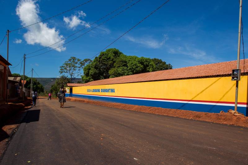 Aos poucos, a paisagem de Serra Pelada – que já foi o maior garimpo a céu aberto do planeta e hoje é distrito de Curionópolis, município do sudeste paraense - começa a se modificar. A poeira intensa, típica de estradas de chão, vai paulatinamente dando lugar à camada de asfalto, que pela primeira vez chega a Curiónópolis, conhecido mundialmente pela corrida do ouro e pelo formigueiro humano nos anos 1980, eternizado pelo olhar do fotógrafo Sebastião Salgado. O ouro não é mais explorado na região, mas Serra Pelada ainda é uma cidade de garimpeiros. São eles que residem e povoam as ruas, que parecem ter parado no tempo. Foram esses trabalhadores que fizeram a localidade crescer, que formaram famílias e criaram filhos nascidos no local, fincando raízes, criando identidade, sonhando com a volta da exploração do ouro, cada vez mais distante. Mas até esse cenário vem se transformando. Na foto, Escola Estadual de Ensino Médio Joaquina Diamantina.

FOTO: ASCOM / PREFEITURA DE CURIONÓPOLIS
DATA: 08.06.2018
CURIONÓPOLIS - PARÁ <div class='credito_fotos'>Foto: ASCOM / PREFEITURA DE CURIONÓPOLIS   |   <a href='/midias/2018/originais/d681d76b-5f12-4748-a8a1-11be01a8af4c.jpg' download><i class='fa-solid fa-download'></i> Download</a></div>