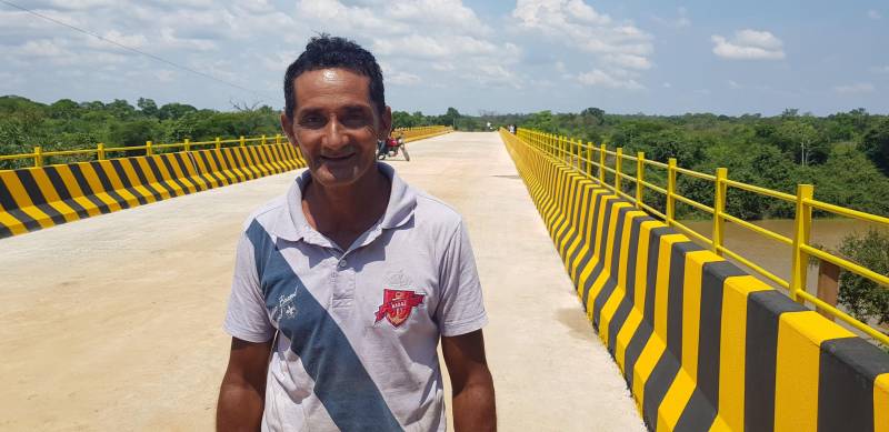 Santa Maria das Barreiras foi o primeiro município contemplado na agenda de inaugurações de obras viárias executadas pelo governo do Estado, na quarta e nesta quinta-feira (24 e 25), no sul e sudeste do Pará. O conjunto de obras ultrapassa R$ 112 milhões em investimentos em construção de pontes de concreto, pavimentação de rodovias e asfaltamento de vias urbanas. O secretário de Estado de Transportes, Kleber Menezes, representou o governador Simão Jatene na solenidade, acompanhado do secretário Regional de Governo do Sudeste do Pará, Jorge Bittencourt. A ponte recebeu o nome de Rafaela Martins Santana, em homenagem a uma moradora da cidade que faleceu aos 16 anos devido a um câncer, no final de 2017. O pai de Rafaela, o produtor rural João Batista Santana, que mora no município há 37 anos, ficou emocionado. “Isso, pra nossa família, é muito importante. Estamos muito gratos ao governo pela homenagem, por essa grande obra, que é importantíssima para a região. Passarei por aqui todos os dias”, afirmou. Na foto, o morador Josimar Câmara da Cunha.
FOTO: KÉLIA SANTOS / ASCOM CRGSP
DATA: 24.10.2018
SANTA MARIA DAS BARREIRAS - PARÁ <div class='credito_fotos'>Foto: KÉLIA SANTOS / ASCOM CRGSP | <a href='/midias/2018/originais/d6850b53-2f95-4da0-a1ba-2df55a090698.jpg' download><i class='fa-solid fa-download'></i> Download</a></div>