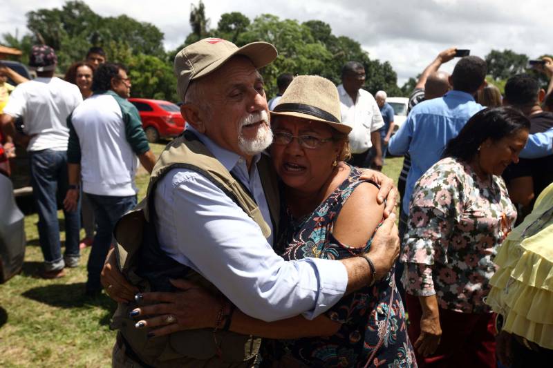 “Ter a posse da terra é a certeza de que nunca iremos perder o nosso direito, que nossos filhos e nossos netos poderão dar continuidade a nossa história em segurança. Foram anos de luta até chegar esse dia, agraciados com a assinatura do nosso título de terra. Só temos a agradecer a todos que fizeram parte disso e a cada um que lutou junto para que hoje isso se tornasse realidade”. A fala emocionada foi de seu Mário Araújo Silva, presidente da Associação Remanescente de Quilombo Espírito Santo, localizada no município do Acará, no nordeste do Estado. Ele assinou, neste sábado (24), junto com o governador Simão Jatene (foto), o título que dá a posse da terra a comunidade. A fala do presidente traduz o sentimento das dezenas de famílias que moram no local, que agora tem a posse legítima do local onde seus antepassados viveram. “Sou filho de mãe negra. Nasci aqui como minha vó, bisavó, que fazem parte da história dessa comunidade que já existe a mais de 300 anos.
FOTO: SIDNEY OLIVEIRA / AG. PARÁ
DATA: 24.03.2018
ACARÁ - PARÁ <div class='credito_fotos'>Foto: Sidney Oliveira/Ag. Pará | <a href='/midias/2018/originais/d68d392a-7523-41f6-9bb3-a46fa2a6bd94.jpg' download><i class='fa-solid fa-download'></i> Download</a></div>
