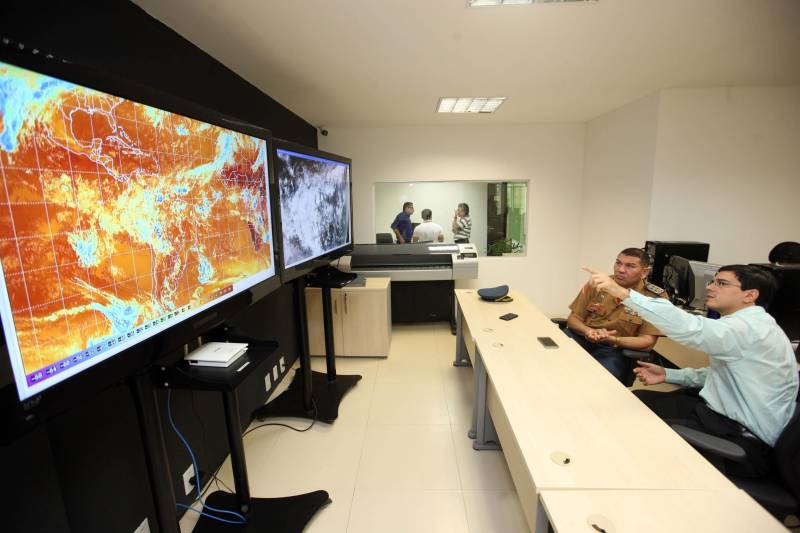 Além da sala de situação, o Centro Integrado de Monitoramento Ambiental (CIMAM), também auxilia no monitoramento do tempo e do clima no Pará, fornecendo informações para outros órgãos que atuam nessa força tarefa. Na foto, Saulo Carvalho, coordenador de Meteorologia e Hidrologia da Secretaria de Meio Ambiente e Sustentabilidade (Semas) e o coronel Augusto Lima, subcomandante geral do Corpo de Bombeiros.

FOTO: SIDNEY OLIVEIRA / AG. PARÁ
DATA: 16.02.2018
BELÉM - PARÁ <div class='credito_fotos'>Foto: Sidney Oliveira/Ag. Pará   |   <a href='/midias/2018/originais/d695aadc-cb61-45a6-8f8f-274cc0882ad4.jpg' download><i class='fa-solid fa-download'></i> Download</a></div>